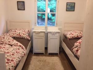 1 Schlafzimmer mit 2 Betten und einem Fenster in der Unterkunft Guest House Mundzic- Sumski Mir in Irig