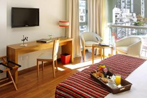 Sala de estar con mesa y bandeja de comida en BA Sohotel en Buenos Aires