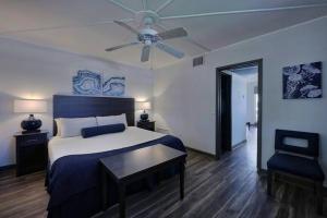 Schlafzimmer mit einem Bett und einem Deckenventilator in der Unterkunft GetAways at Dover House Resort in Delray Beach