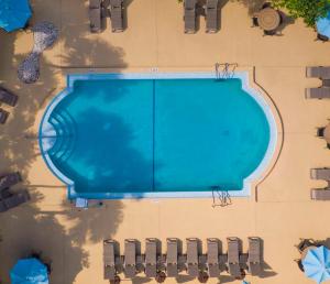 an overhead view of a swimming pool with umbrellas at GetAways at Dover House Resort in Delray Beach