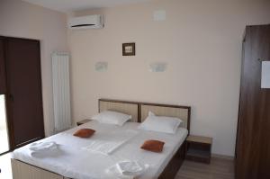 ein Schlafzimmer mit einem Bett mit zwei Kissen darauf in der Unterkunft Euforia Costinesti in Costinești