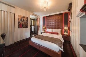Een bed of bedden in een kamer bij Sanctuary Hotel New York