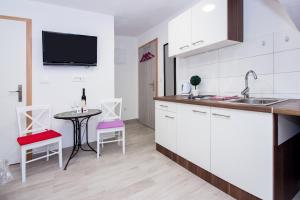 Majoituspaikan Cozy seafront studio Apartment Cambi II keittiö tai keittotila