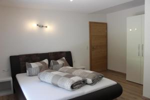 A bed or beds in a room at Apart Alpenjuwel