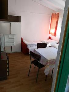 Cette chambre comprend 2 lits et une chaise. dans l'établissement Domki letniskowe Delfin, à Mrzeżyno
