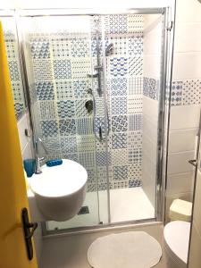 uma casa de banho com um chuveiro, um lavatório e um WC. em Sciù Sciù House em Atrani