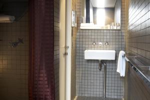 Koupelna v ubytování Kirketon Hotel Sydney + 29 fotografií