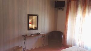 TV a/nebo společenská místnost v ubytování Le Ponant + 37 fotografií