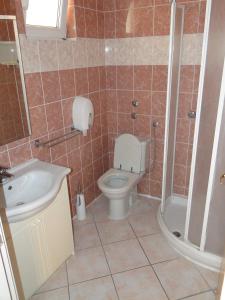 Koupelna v ubytování Apartmani Tepli Bok