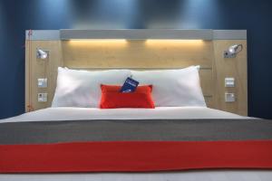 Katil atau katil-katil dalam bilik di Holiday Inn Express Kettering by IHG