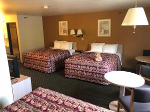 A bed or beds in a room at Kings Inn Cody