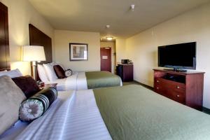 Кровать или кровати в номере Cobblestone Hotel - Wayne