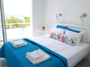 Un pat sau paturi într-o cameră la Cozy beach house