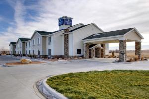 un grand bâtiment blanc avec une tour d'horloge en haut dans l'établissement Cobblestone Hotel - Wayne, à Wayne