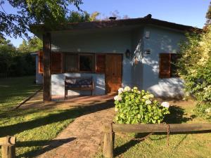 una casa blu con una recinzione di fronte di Lo de Lanny a Colonia del Sacramento