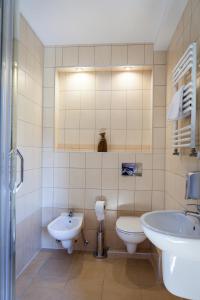 un baño con inodoro y lavabo en Rezydencja Zapiecek, en Świeradów-Zdrój