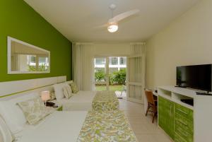 Uma TV ou centro de entretenimento em Beach Hotel Juquehy
