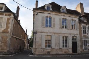een oud stenen gebouw in een stadsstraat bij Clos St Eusebe en coeur de ville in Auxerre