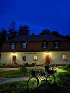 a house with a bike parked in front of it at Pod Gadającym Kotem in Długopole-Zdrój