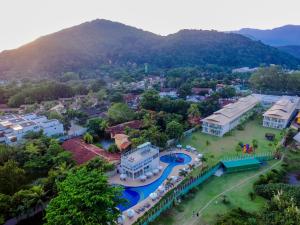 a scenic view of a scenic area with a mountain range at Beach Hotel Sunset in Camburi