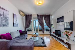 sala de estar con sofá y TV en Jasmina apartment en Rijeka