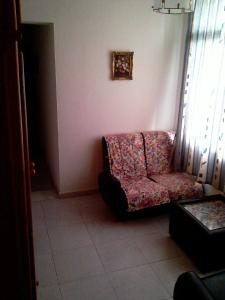 sala de estar con silla y ventana en Pensión Ignacio, en Aljaraque