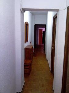 un pasillo vacío con una sala de espera en Pensión Ignacio en Aljaraque