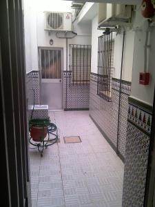 un pasillo vacío con un banco en un edificio en Pensión Ignacio, en Aljaraque