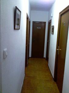 un pasillo con dos puertas en Pensión Ignacio, en Aljaraque
