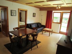 A seating area at Aparthotel Garni Haus Hubertus