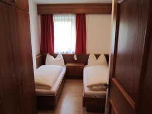 A bed or beds in a room at Aparthotel Garni Haus Hubertus