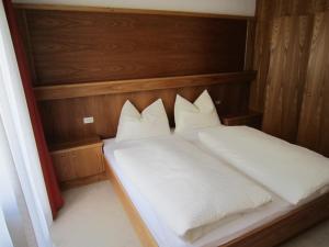 A bed or beds in a room at Aparthotel Garni Haus Hubertus