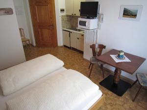 A kitchen or kitchenette at Aparthotel Garni Haus Hubertus