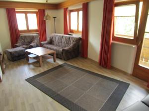 A seating area at Aparthotel Garni Haus Hubertus