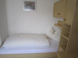 A bed or beds in a room at Aparthotel Garni Haus Hubertus
