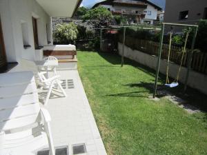 A garden outside Aparthotel Garni Haus Hubertus