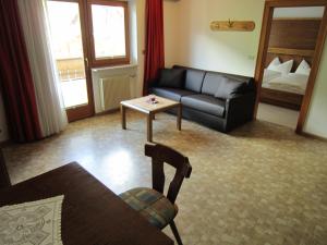A seating area at Aparthotel Garni Haus Hubertus