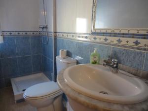 オリフエラ・コスタにあるCasa Para Descansoのバスルーム(洗面台、トイレ、鏡付)