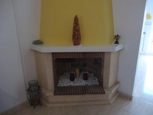 オリフエラ・コスタにあるCasa Para Descansoのリビングルーム(クリスマスツリーの暖炉付)