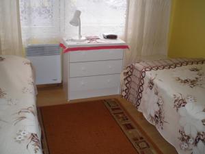 1 dormitorio con 1 cama, vestidor y ventana en Jannseni Accommodation, en Pärnu