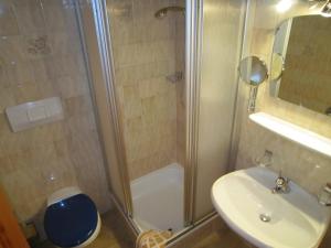 A bathroom at Aparthotel Garni Haus Hubertus