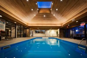 a large swimming pool with a wooden ceiling at The Thompson Hotel in Kamloops