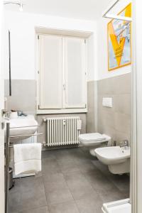 un bagno con due lavandini e due servizi igienici di Lady Juliet a Verona