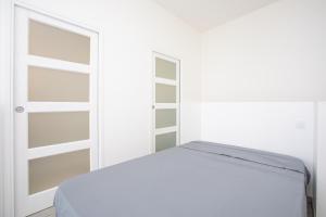 トゥールーズにある004 - Appartement Moderne et Terrasse - Jeanne d'Arc, Toulouseの白い部屋(ベッド1台、クローゼット付)