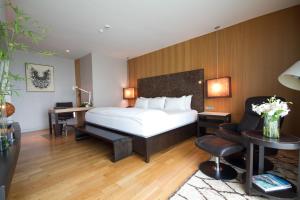 Maduzi Hotel, Bangkok - Asoke tesisinde bir odada yatak veya yataklar