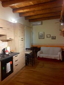 カリアリにあるCagliari Dreamのベッド1台付きの部屋、テーブル付きのキッチンが備わる客室です。