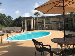 Poolen vid eller i närheten av Carmel Inn and Suites Thibodaux