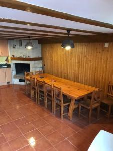 einen großen Holztisch und Stühle in einem Zimmer in der Unterkunft Calao de Cuatro Copas in Rodezno