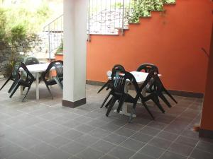 un grupo de mesas y sillas en un patio en Agriturismo Casalino en Beverino