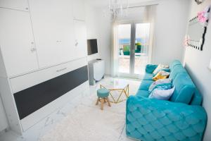 TV a/nebo společenská místnost v ubytování Sea view luxury studio apartment